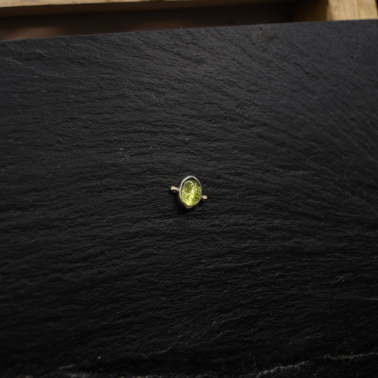 9ct white gold peridot - 14g threaded.
