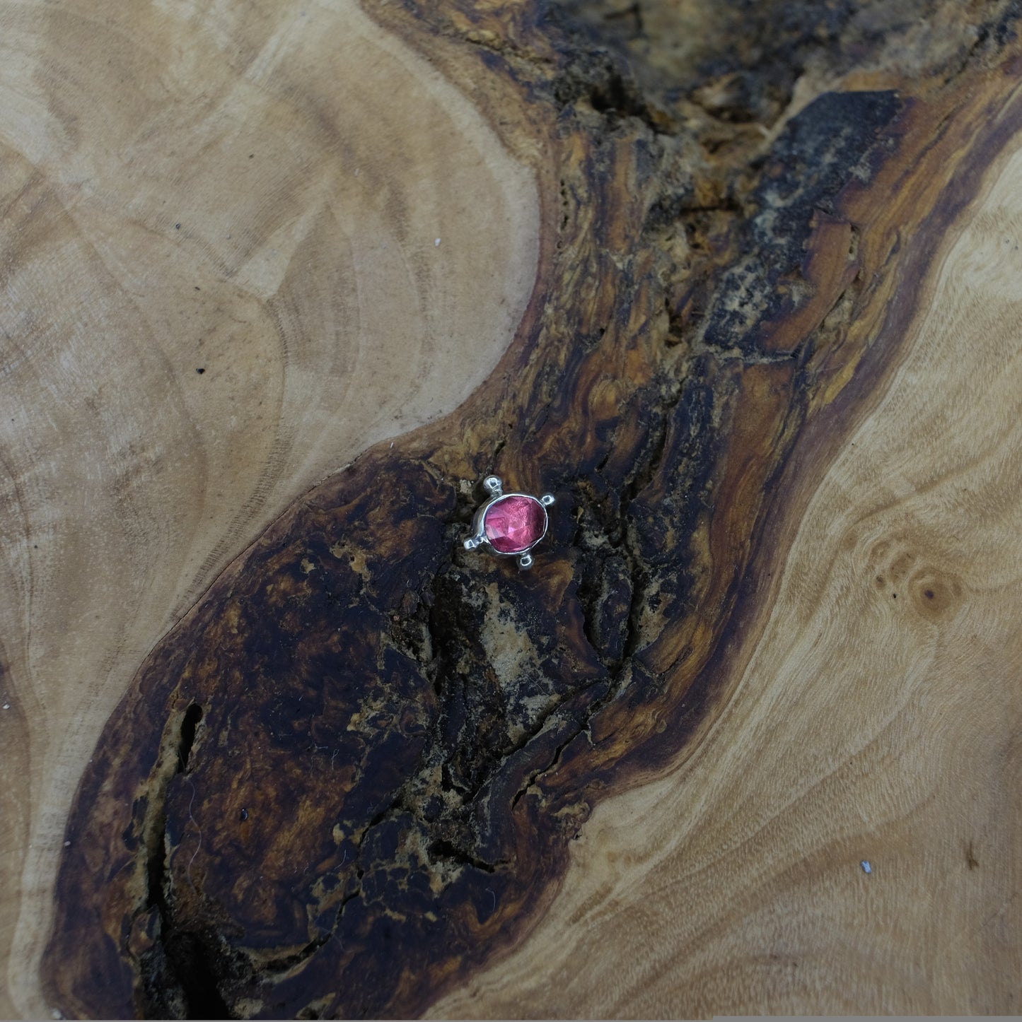 9ct white gold garnet - 14g threaded.