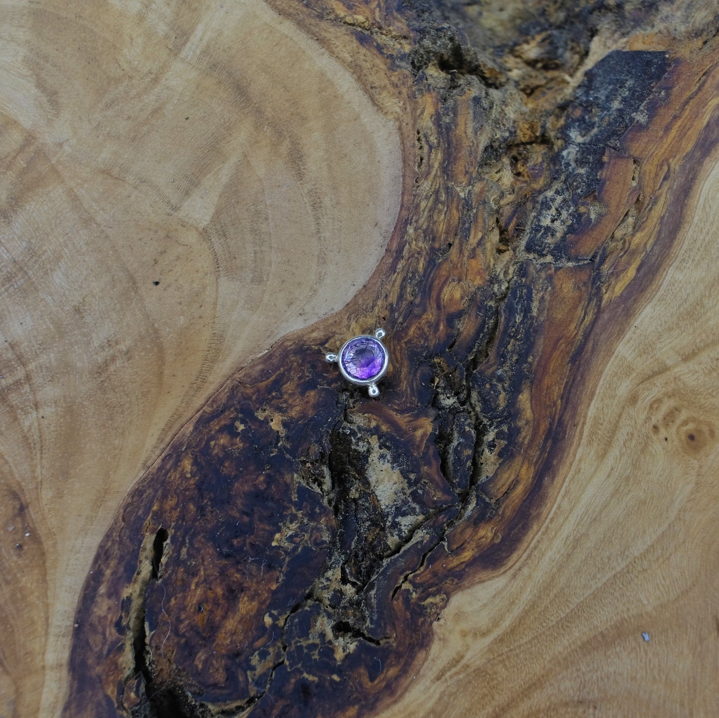 9ct white gold amethyst - 14g threaded.