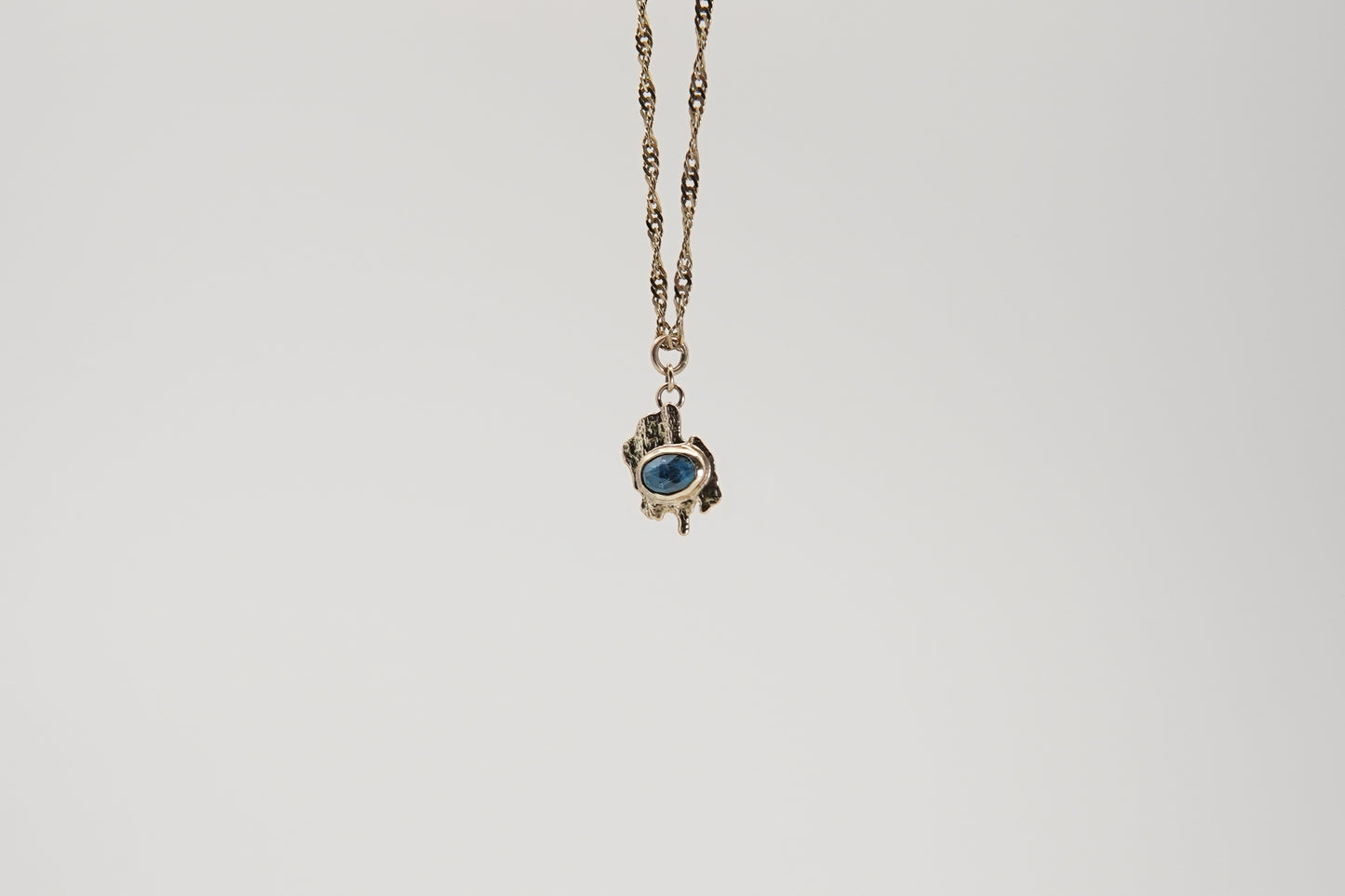 Abstract Charm - Blue kyanite set 9ct solid yellow gold - Charm