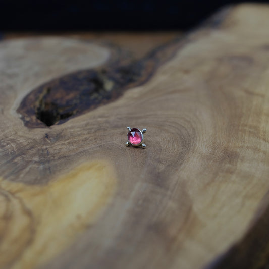 9ct white gold garnet - 14g threaded.