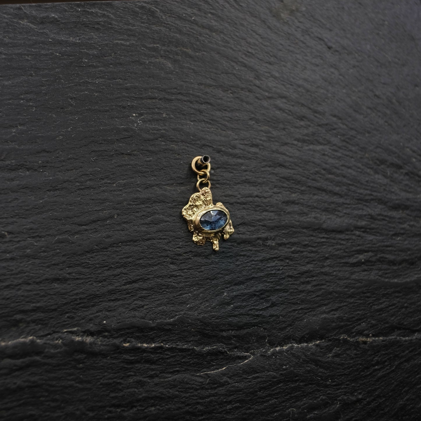 Abstract Charm - Blue kyanite set 9ct solid yellow gold - Charm