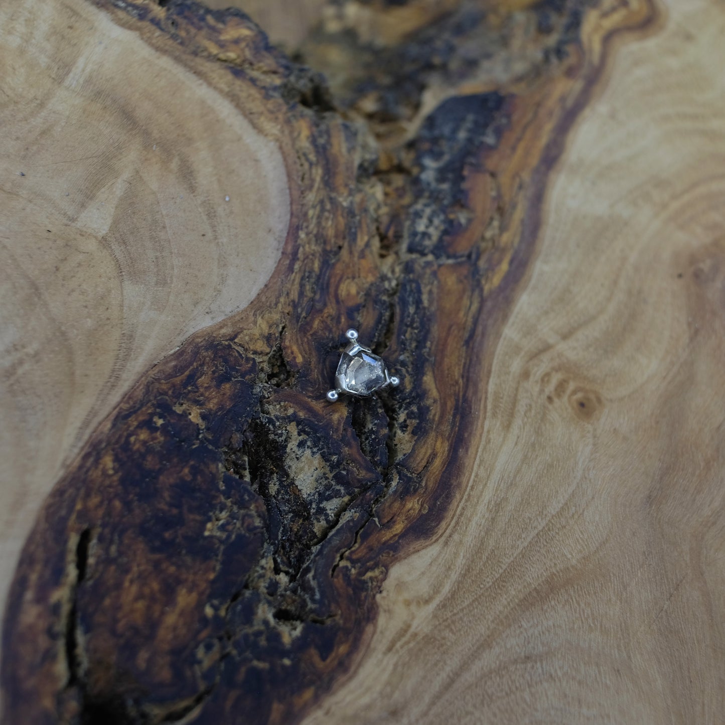 9ct white gold sapphire - 14g threaded (chipped)