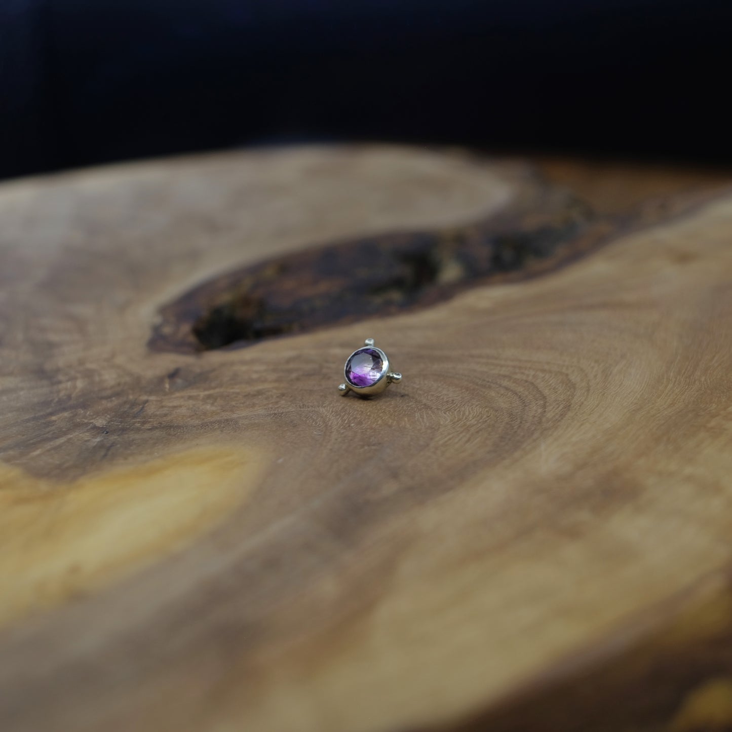9ct white gold amethyst - 14g threaded.