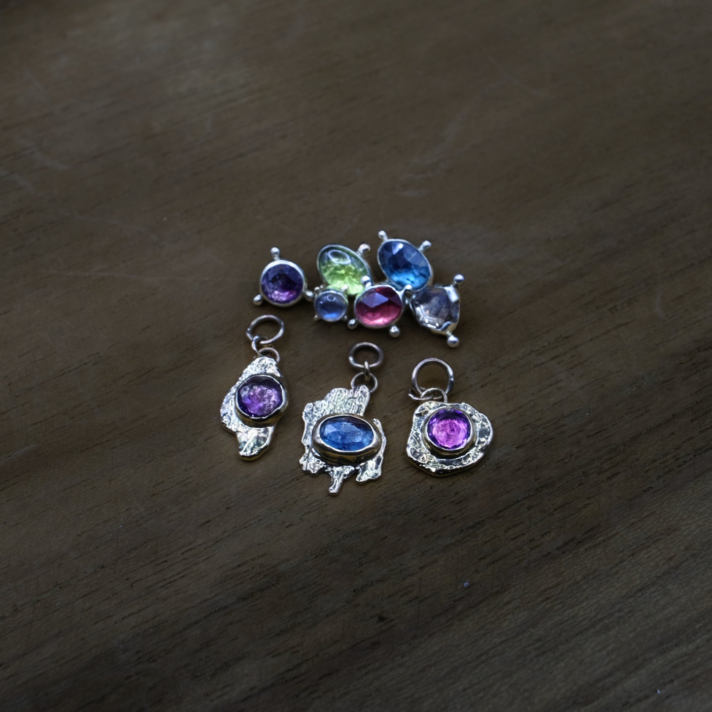 Abstract Charm - Amethyst set 9ct solid yellow gold - Charm