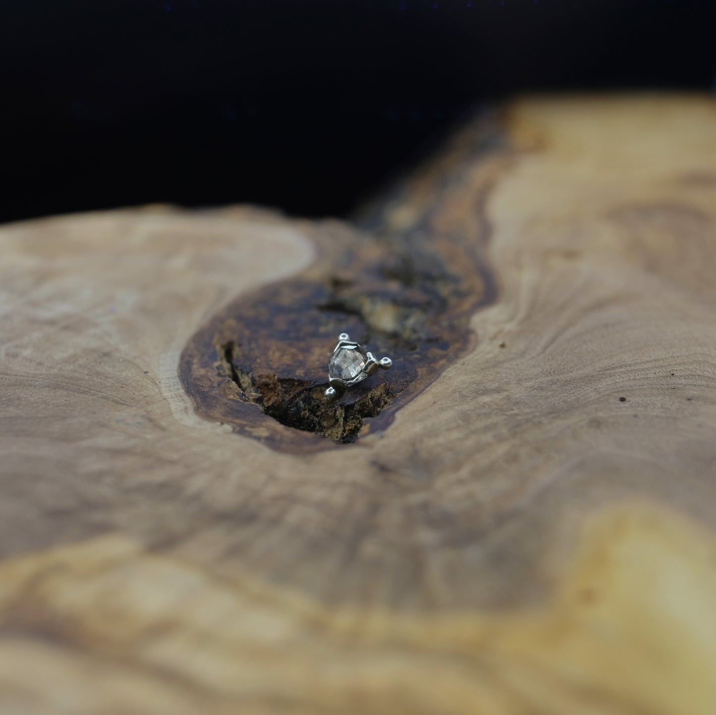 9ct white gold sapphire - 14g threaded (chipped)