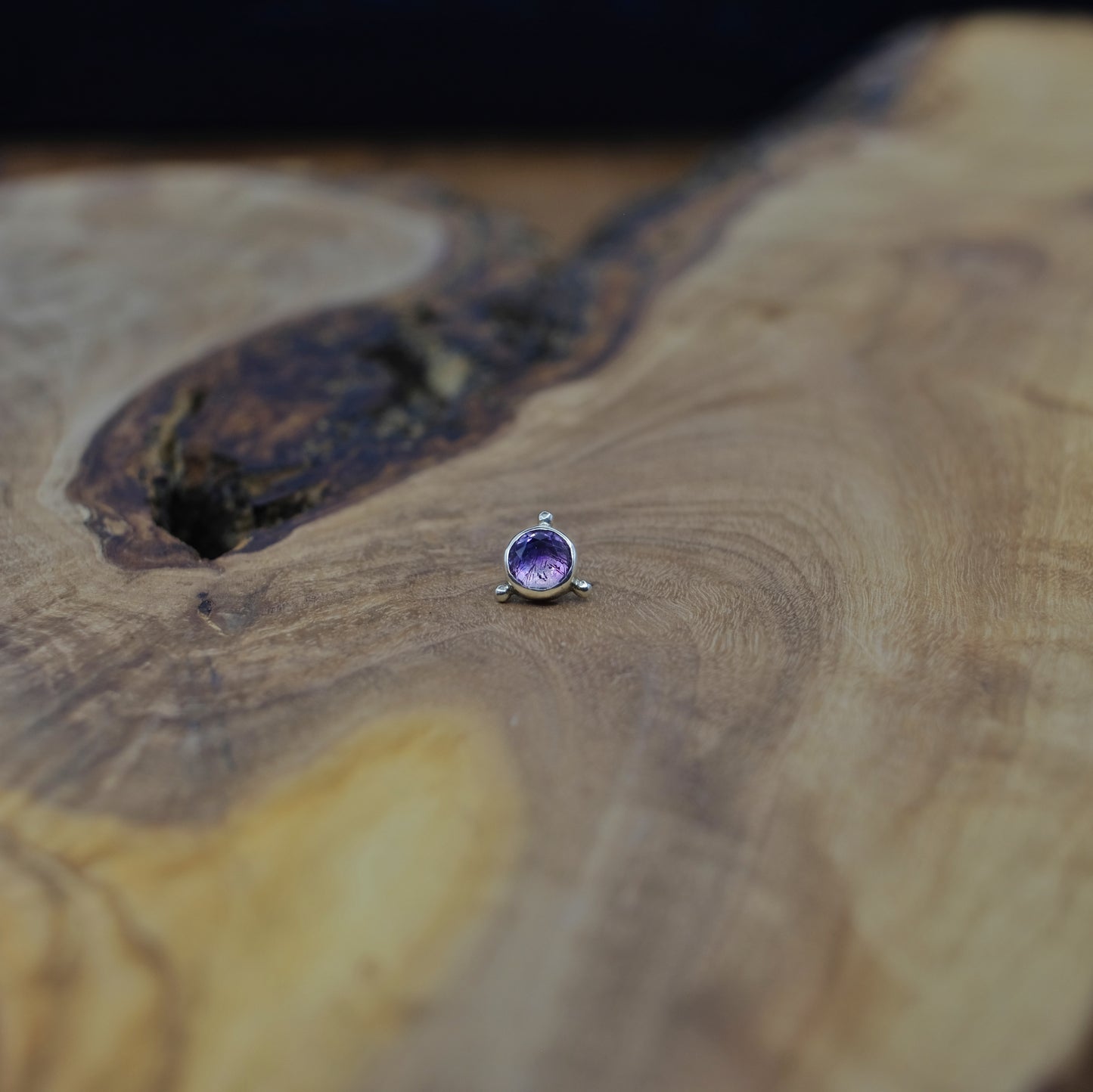 9ct white gold amethyst - 14g threaded.