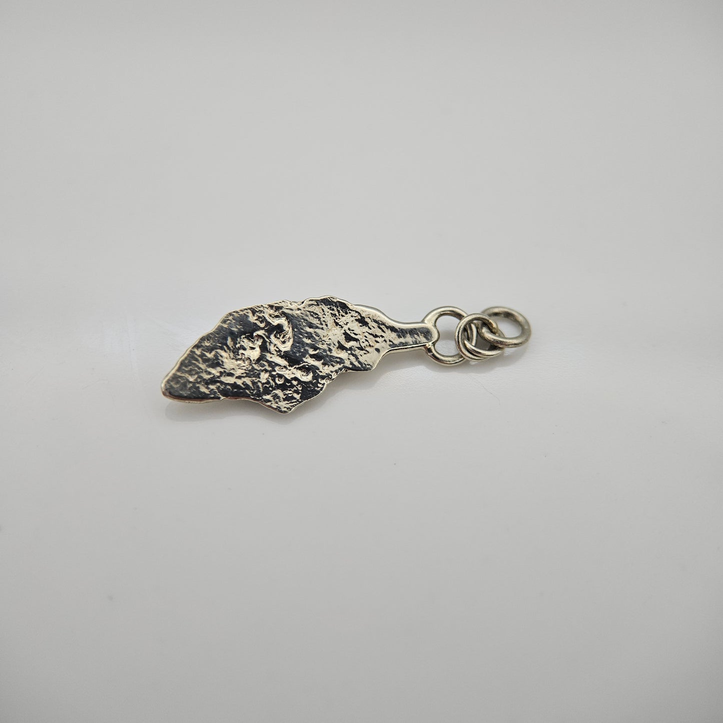 Blue striped Sapphire set in solid 9ct white gold  - Charm