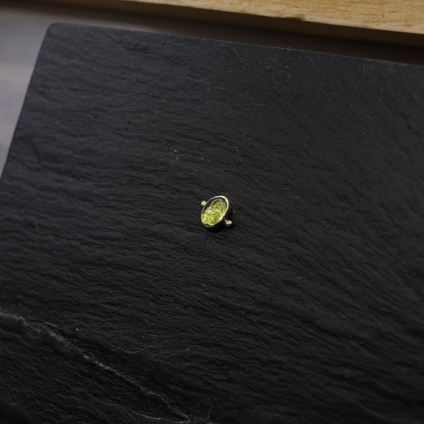9ct white gold peridot - 14g threaded.