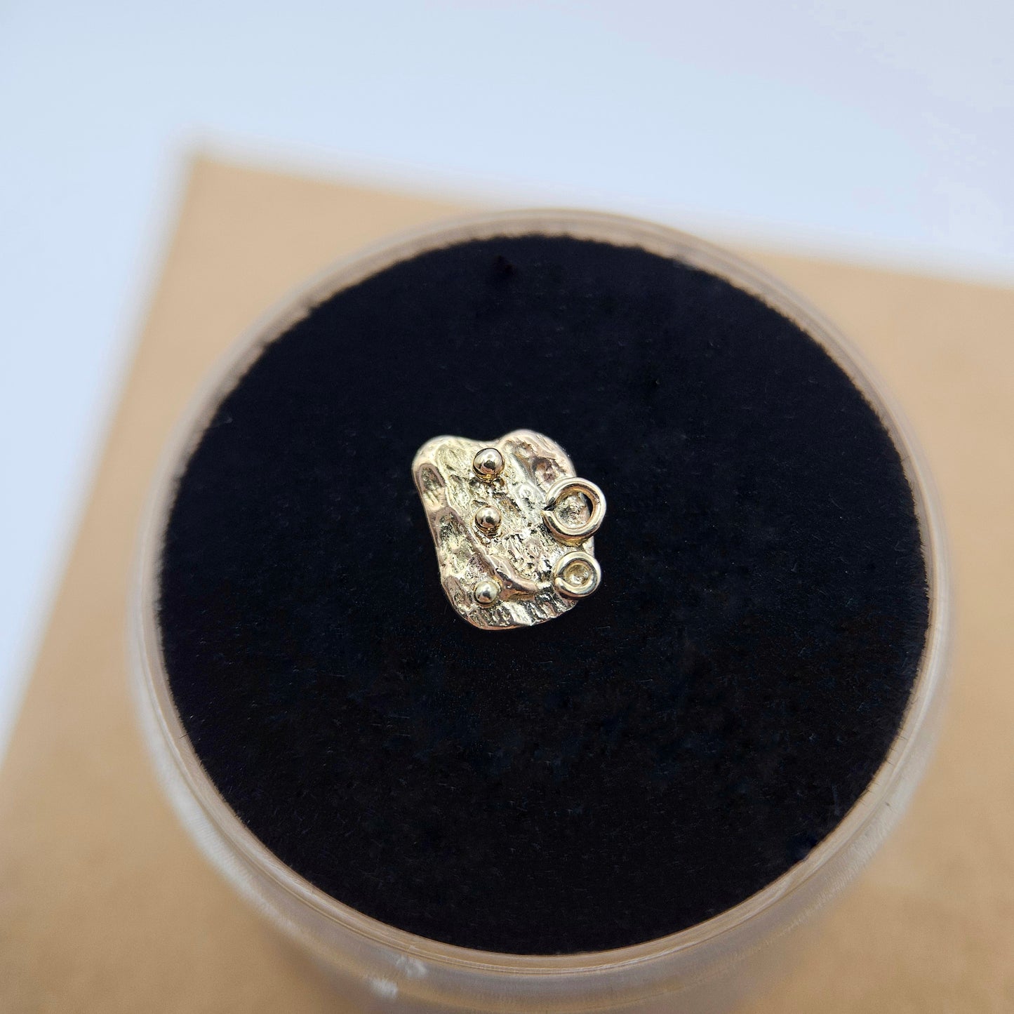 Abstract 1 - 9ct solid gold threadless end.