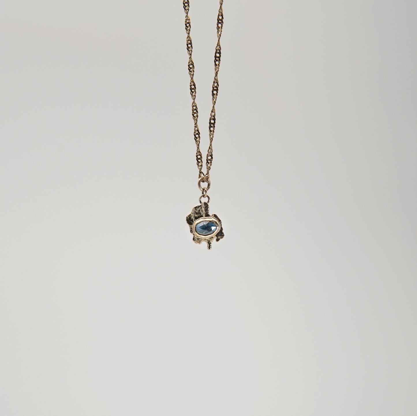 Abstract Charm - Blue kyanite set 9ct solid yellow gold - Charm