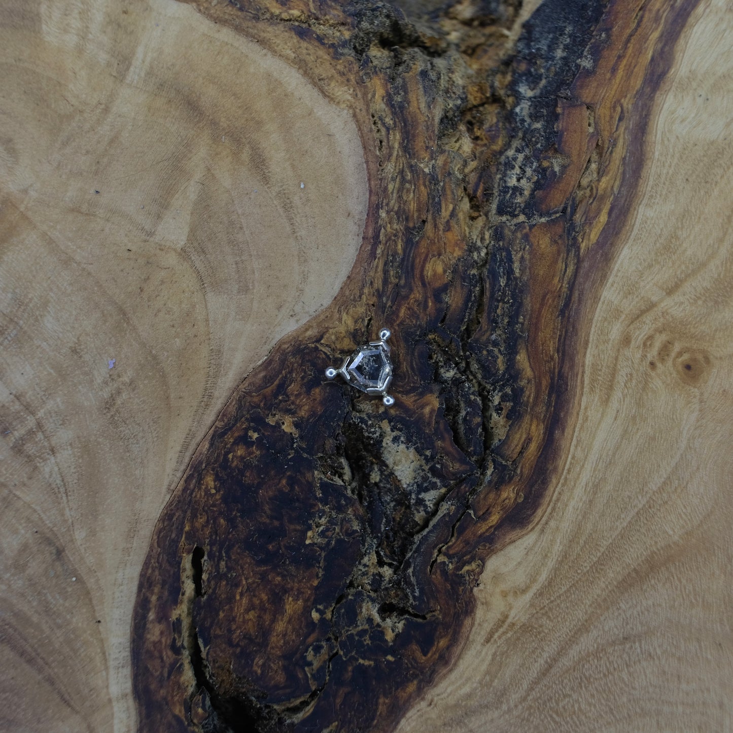 9ct white gold sapphire - 14g threaded (chipped)