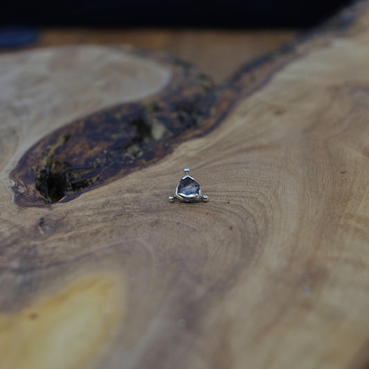 9ct white gold sapphire - 14g threaded (chipped)