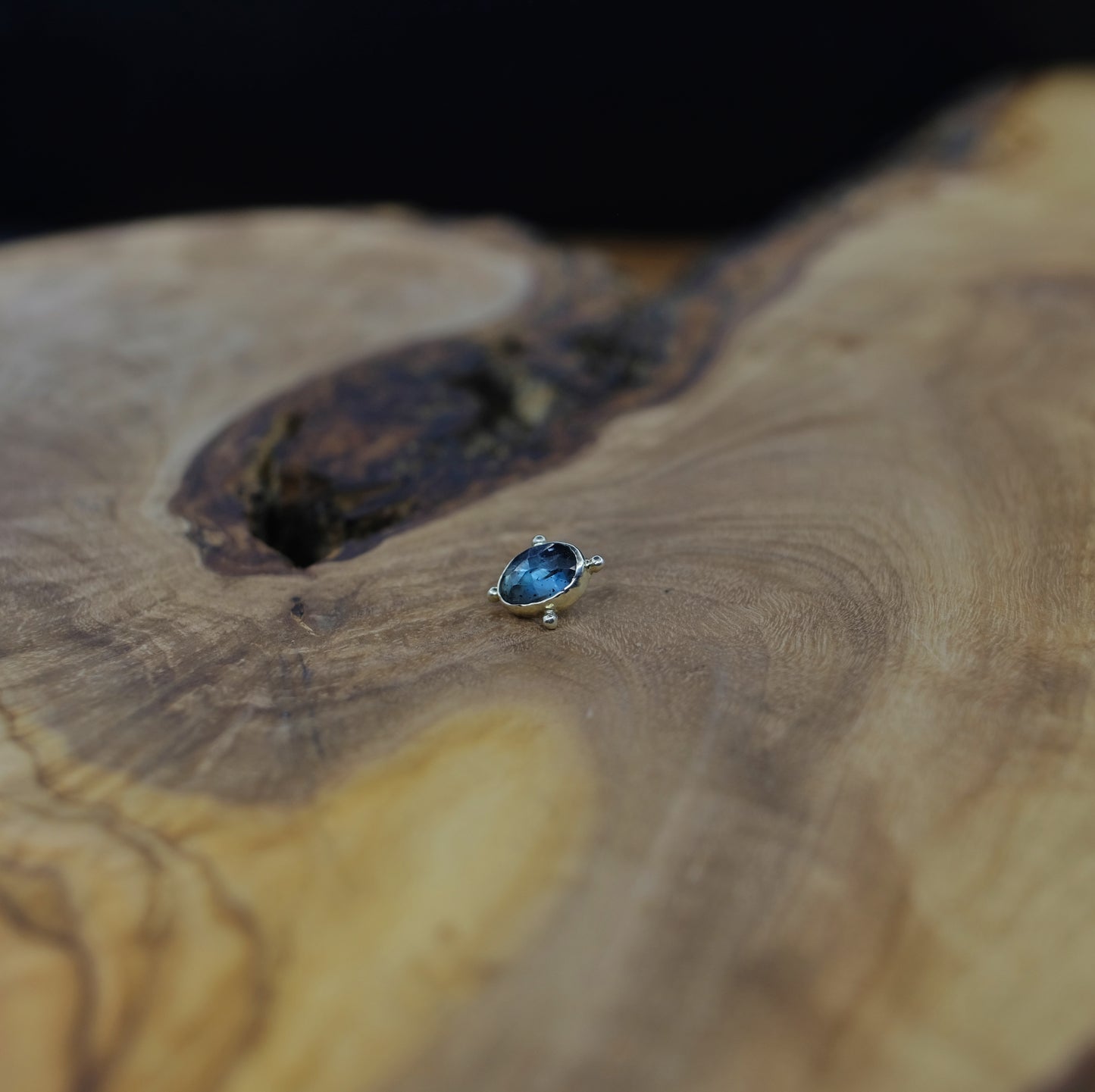 9ct white gold kyanite - 14g threaded.